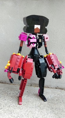 dan-de-zille:  S Q U A R E —— M O M   finally got around to finishing Garnet   Dark red, bright pink and magenta are not available in  very versatile colours, so some sacrifices had to be made. She’s very poseable but quite fragile. But I’m very