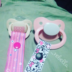 thatlittlerebella:  Made a skull and heart pacifier clip one my grand adventure. The pink circle one was already pre-made but was too cute to pass up! I think they look adorable on my @onesiesdownunder pacifiers.   If you want super cute onesies, pacifier
