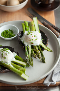 hoardingrecipes:  Eggs Benedict with Asparagus on Portobello Mushroom with Goat Cheese Sauce  Mmmmmm all the NOMS!