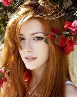 kalicokitten:  Flower Kitty my-favorite-redheads:  Elena Satine 