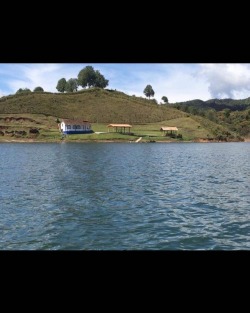 We went fishing and saw a bunch of celeb’s fincas including James a soccer player from Colombia’s National team.   #fishing #captaincolombia #famousfincas #Guatape #fishingseason2017  #fishingfortrout  #Colombia #SouthAmerica #🇨🇴 #lost #lostnachos