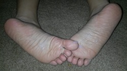 celestinefootgoddess:  Sexy Cummy toes you cant resist.