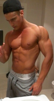 naughtyhotaussieguys:  Such a nice toned, tanned and hot physique on this Aussie guy  http://naughtyhotaussieguys.tumblr.com