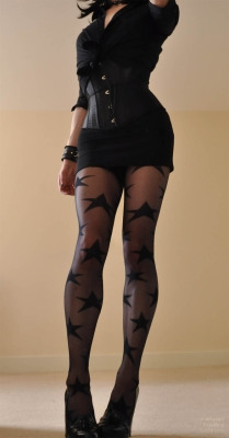 mainlyusedforwalking:  i promised to take more with these tights so here we are. hope i did them justice =3
