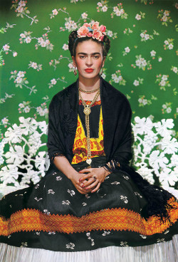“Frida on white bench”, New York, 1939 Frida Kahlo photographed by Nickolas Muray  