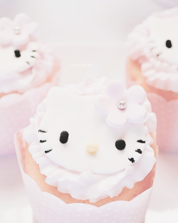 mochi-bunnies:  Hello Kitty Cupcakes (by Kim Williams) 