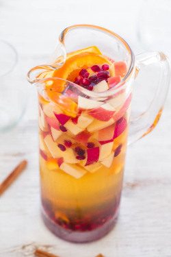 foodffs:  SPARKLING APPLE CIDER SANGRIAReally nice recipes. Every hour.Show me what you cooked!