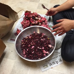 dongkelley: dad making pomegranate juice