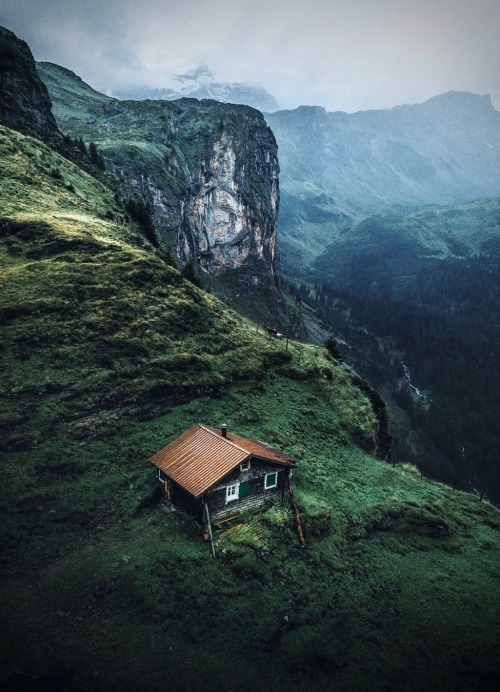 utwo:Switzerland Mountain Cabin© Marcel Siebert   If you squint while looking at this, you&rsquo;ll easily see the cabin become a human eye, what the roof being the skin between the eye and the eyebrow.