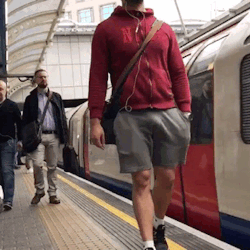 eyelovebulge:  He’s back! Huge bulge on this muscle jock, putting on a little show for the morning commuters