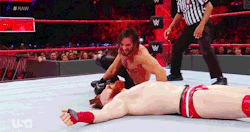 mith-gifs-wrestling:  Good psychology: Seth scrabbling to try and hook Sheamus’s leg and failing.
