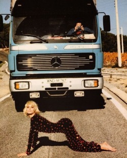 niuniuyork:  Christy Turlington by Ellen von Unwerth for Vogue Italia, 1990