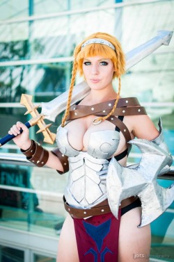 lisa-lou-who:  Leina of Queen’s Blade  Made almost entirely out of worbla and craft foam. Premiered at SDCC 2014  Photography by Joits: www.facebook.com/joitsphotography 