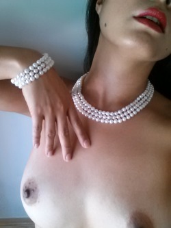 brunettelaidbare:  Red lips and pearls Last one of this series
