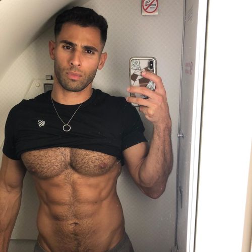 celebswhogetslepton:  @the1pablohernandez: I dream of a world with airplane bathrooms meant for human sized people 😪