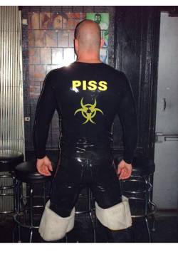 rubber-frank:  piercednshaved:  rubberbcn:  RUBBER BIOHAZARD PISS PIG  Hoy body  and outfit. Turned me on!!  Ich bin dein Piss und bare Sklave 