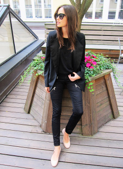 peoplewithstyles:  Blazer from Acne, tshirt from IRO, pants from Hunkydory, ballerina flats from Chloé, sunglasses from Prada.[source: columbine] 