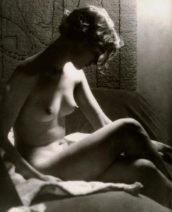 lightnessandbeauty: Lee Miller by the light of a Sunray Lamp, Paris, 1929. 