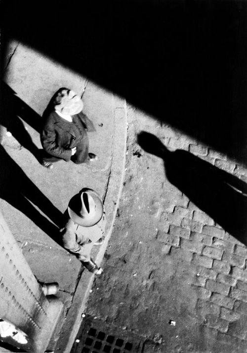 2000-lightyearsfromhome: Pedestrians at Curb, Seen from Above, New York City, 1928   ©  Walker Evans 