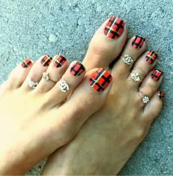 hippocalypse:  Simply delicious.. Burberry.. Toes..