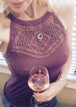 hiddeneyesinco:  Just what I need to get over the long hump day! 🍷💋  Really nice pokies