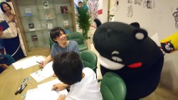 Isayama Hajime made a special appearance at Kodansha’s 2016 “Magazine Gakuen” event yesterday, where he conducted a panel, met with fans, and drew his version of Kumamoto’s regional mascot, Kumamon, with a scarf!More sketches from Isayama at