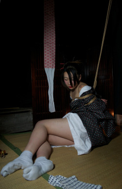 hangknot:  Rope and photo: Julien Lacoma ( Hangknot)Model: Asa Hane♥