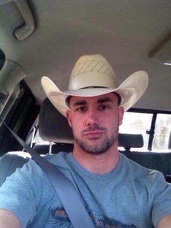 horny4mansmells:  Hot cowboy!  Very very hot cowboy!