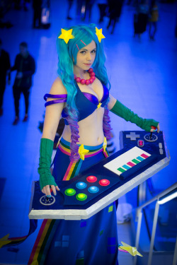 cosplayblog:  Submission Weekend! Sona (Arcade skin) from League of Legends  Cosplayer/Submitter: Merow/me [TM / IN]Photographer: Peter Berglund Submitter’s Comment:  My first really big cosplay project. Been waiting so long to do a League cosplay