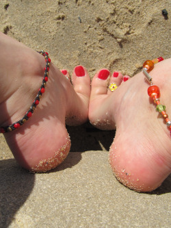 worldoffeet:  Red painted toenails