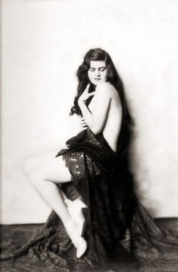 vintage-juene-femme:  damsellover: Alma Marnay, Ziegfeld Girl, c. early 1900’s Thank you damsellover. for the following pics of the Ziegfeld Girls….V-j-f 