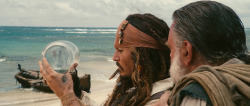 Capitan Jack Sparrow: “La Perla Nera in bottiglia? Perchè la Perla Nera è in bottiglia?”jacksparrowbebado piratesof-thecaribbean#pirati #caraibi #jack #sparrow #rum #blackpearl #perla #nera #black #jonhhy #depp #pirates #of #the #caribbean #pirate