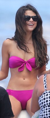 pantyrazzidotcom:  Selena Gomez bikini crotch, yummy pussy bulge #selenagomez #pussy #pussybulge #cameltoe #bikini 