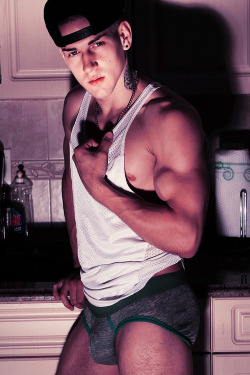 undiefangallery:  Look at his arms! YUM!  DO you think that’s the hand he uses to… well you know?