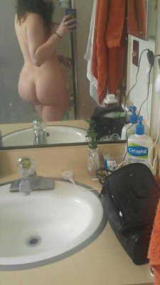 Mygirlfund&rsquo;s PussyKat in her bathroom showing off her sexy ass naked in this hot self-shot cell phone pic