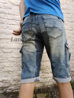 landrovalb:  Whenever I buy new trousers, one of the first thing I do is pee in them, to see if they show wetness stains. Well. this one isn’t my best pick :D 
