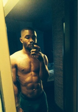 thaihighs:unit03:frankocean:  shout to the selfie god  BREAUX  i dream of this picture