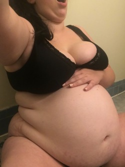 ffafeed:Just a fat slut with a huge gut 