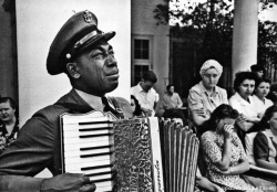 aiiaiiiyo:  Chief Petty Officer Graham Jackson plays “Going Home” as FDR’s body is borne past in Warm Springs, GA, where the President was scheduled to attend a barbecue on the day he died. (April, 1945) - [1280 × 892] Check this blog!