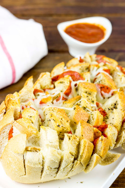 verticalfood:  Pepperoni Pizza Pull Apart Bread 
