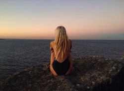 winniegruzman:  Watching the passing whales on my secret cliff  Instagram : winniegruzman 