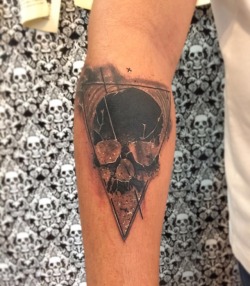 💀✖️tatuaje de cráneo negro con simulación de nebulosas en sombras y algo de geometría realizado al pana @pedroescalona67 ✖️💀 . . . . . . . . . #tattoo #tatuaje #tatu #ink #craneo #skull #arm #brazo #black #geometric #geometrico #galaxia