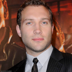 vipvictor:  Jai Courtney at the fan event celebrating the release of their film A Good Day to Die Hard on Wednesday (February 13) at the AMC Empire 25 in New York City (edited by vipvictor) 