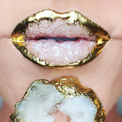 stuffgurlswant: Makeup Artist Drives Instagram Wild With Crystal Lips Makeup artist Johannah Adams has found the perfect bold and electrifying new lip makeups which turns your sexy pout into a sparkling geode and crystal artwork.  Keep reading 