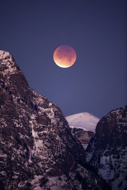 e4rthy:  Lunar Eclipse Over Grand Tetons Wyoming, US by Daryl L. Hunter 