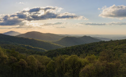 americasgreatoutdoors:Shenandoah National Park in Virginia has over 500 miles of trails, including 101 miles of the famous Appalachian Trail. Some trails lead to a waterfall or viewpoint; others penetrate deep into the forest and wilderness. With such