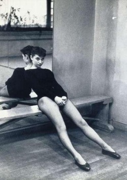 thebloodoftheanimal:Audrey Hepburn takes a break during dance class, 1950s.