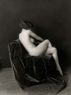 hauntedbystorytelling:   Alfred Cheney Johnston :: Reclining Nude Unknown Ziegfeld Follies, 1920’s / src: estudiolapiz.blogspot.com   more [+] by this photographer    