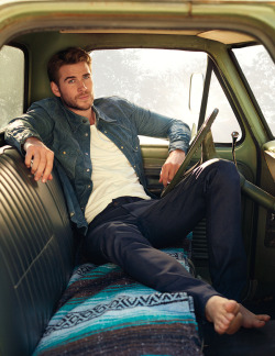 barefootnfamous:  Liam Hemsworth  Redneck wet dream.
