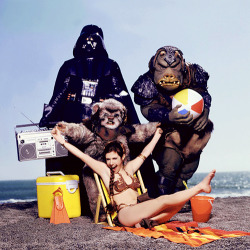 baruchsbalthamos:  honey-andrevolution:   Rolling Stone “Star Wars Goes On Vacation” photo shoot promoting “Return Of The Jedi” in 1983.  lol, let’s just chill at the beach with vader   maybe it was a family trip? Luke was probably holding